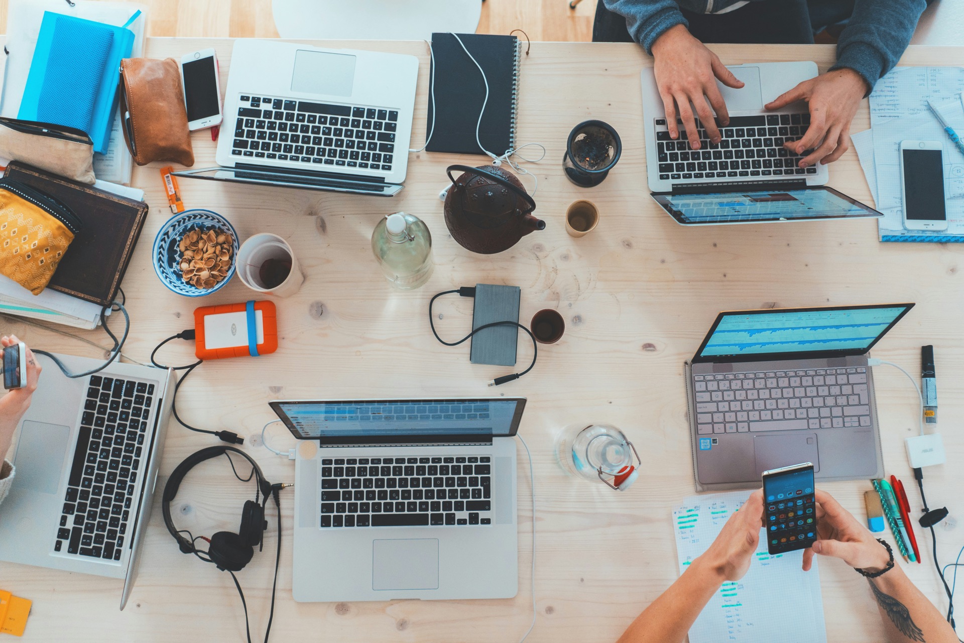Estudiantes trabajando en proyectos de datos
